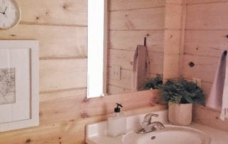 Minnesota Ridge Cabin bathroom